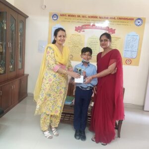 Rajveer Sidhu of Class 6th B got the Prize for Nest Making Competition